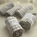 دستمال سفید با خطوط خاکستری دارای بندینک آویز